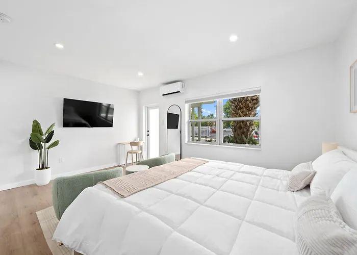 M Lake Worth Beach - Modern Villas Near West Palm Beach, Chic Retro Vibes, King Bed, Cozy Backyard, Bbq, Workspace, High-Speed Internet, Free Parking, 5 Minutes To Downtown & Beach