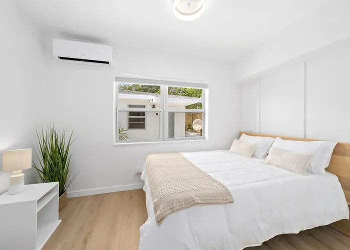 M Lake Worth Beach - Modern Villas Near West Palm Beach, Chic Retro Vibes, King Bed, Cozy Backyard, Bbq, Workspace, High-Speed Internet, Free Parking, 5 Minutes To Downtown & Beach