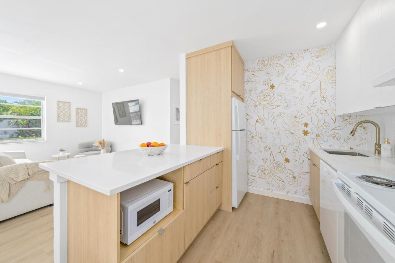 M Worth - Modern Near West Palm Beach, Chic Retro Vibes, King Bed, Cozy Backyard, Bbq, Workspace, High-speed Internet, Free Parking, 5 Minutes To Downtown & Appartement *