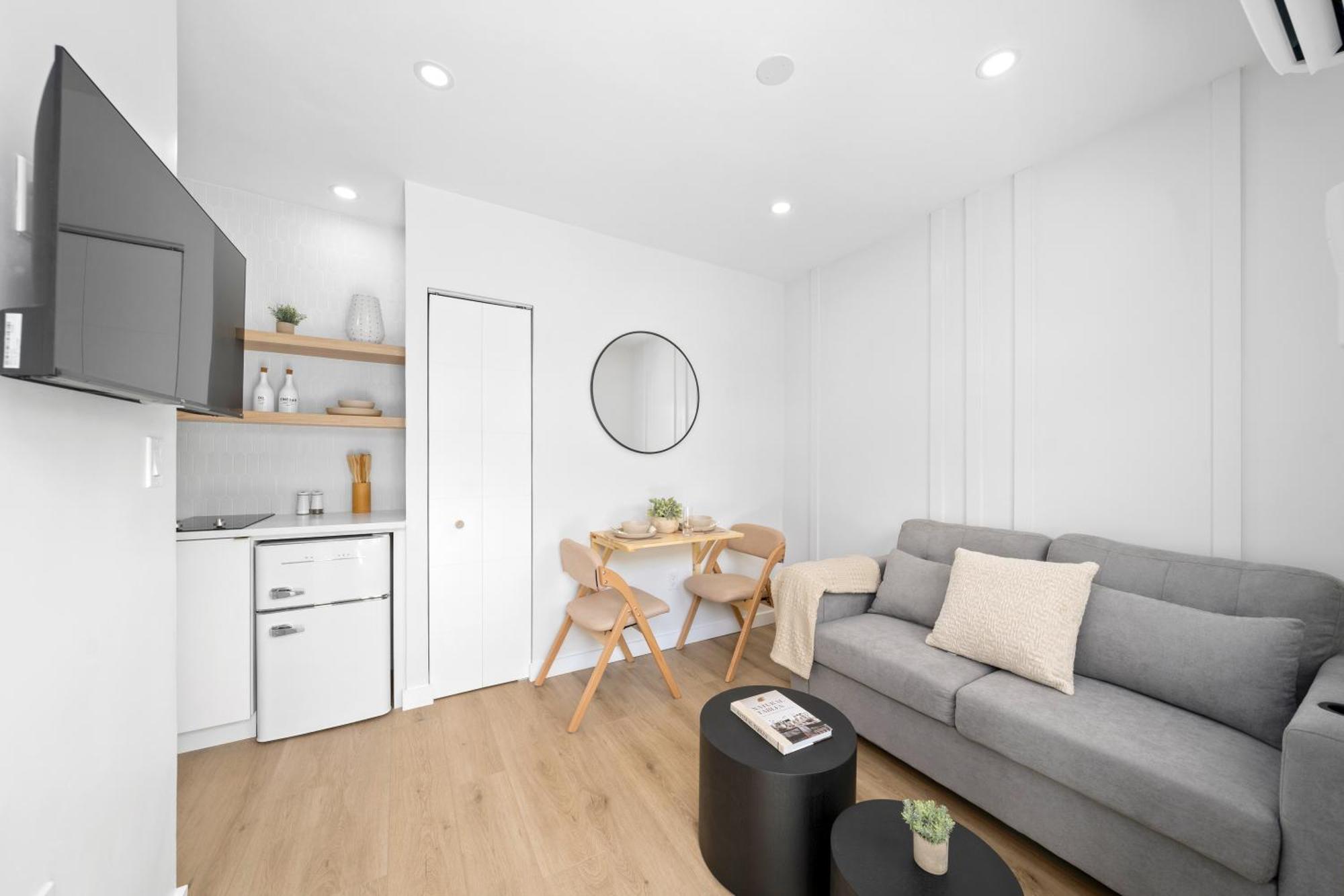 M Worth - Modern Near West Palm Beach, Chic Retro Vibes, King Bed, Cozy Backyard, Bbq, Workspace, High-speed Internet, Free Parking, 5 Minutes To Downtown & Lake Worth Beach