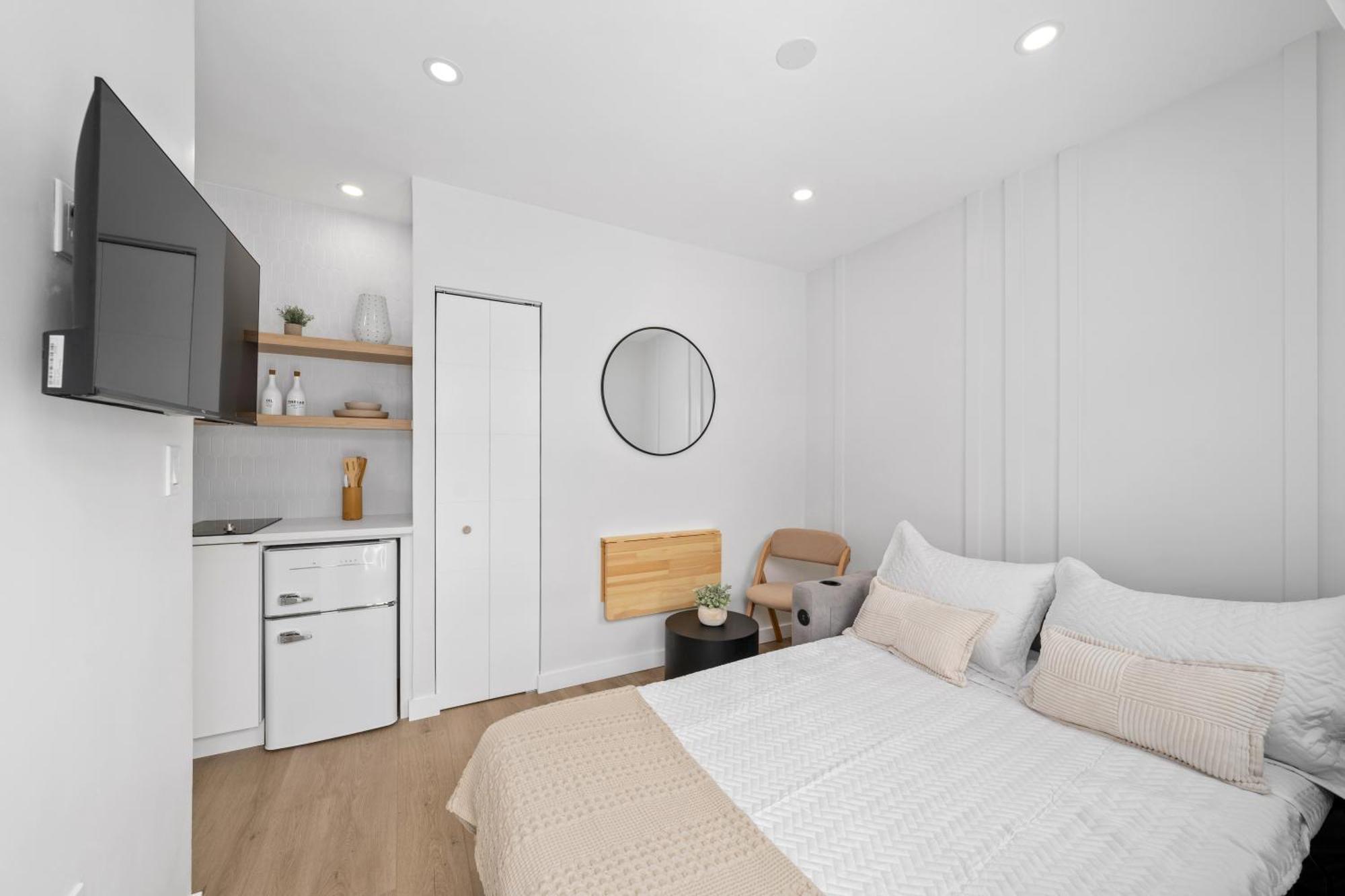 M Worth - Modern Near West Palm Beach, Chic Retro Vibes, King Bed, Cozy Backyard, Bbq, Workspace, High-speed Internet, Free Parking, 5 Minutes To Downtown & *