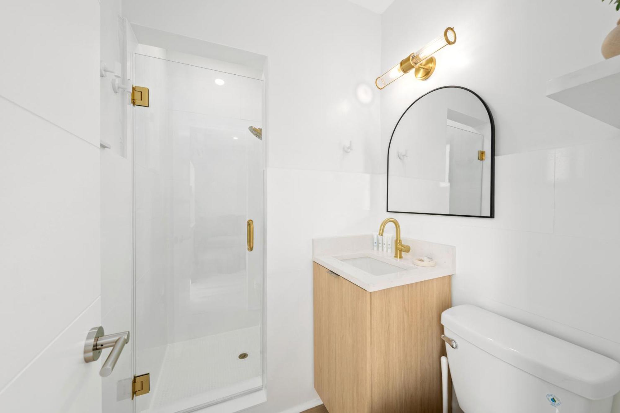 M Worth - Modern Near West Palm Beach, Chic Retro Vibes, King Bed, Cozy Backyard, Bbq, Workspace, High-speed Internet, Free Parking, 5 Minutes To Downtown & *