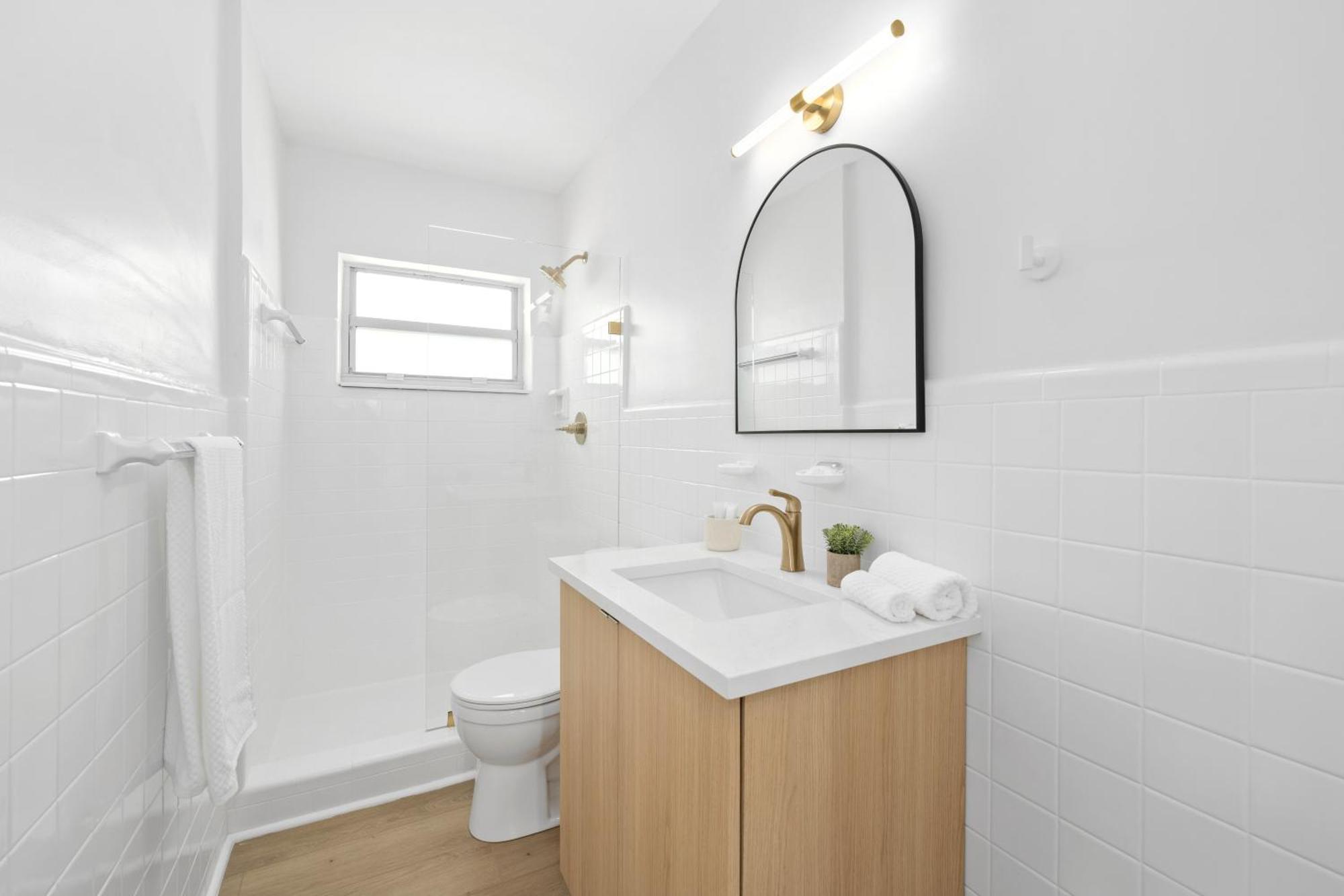 M Worth - Modern Near West Palm Beach, Chic Retro Vibes, King Bed, Cozy Backyard, Bbq, Workspace, High-speed Internet, Free Parking, 5 Minutes To Downtown & Appartement Lake Worth Beach