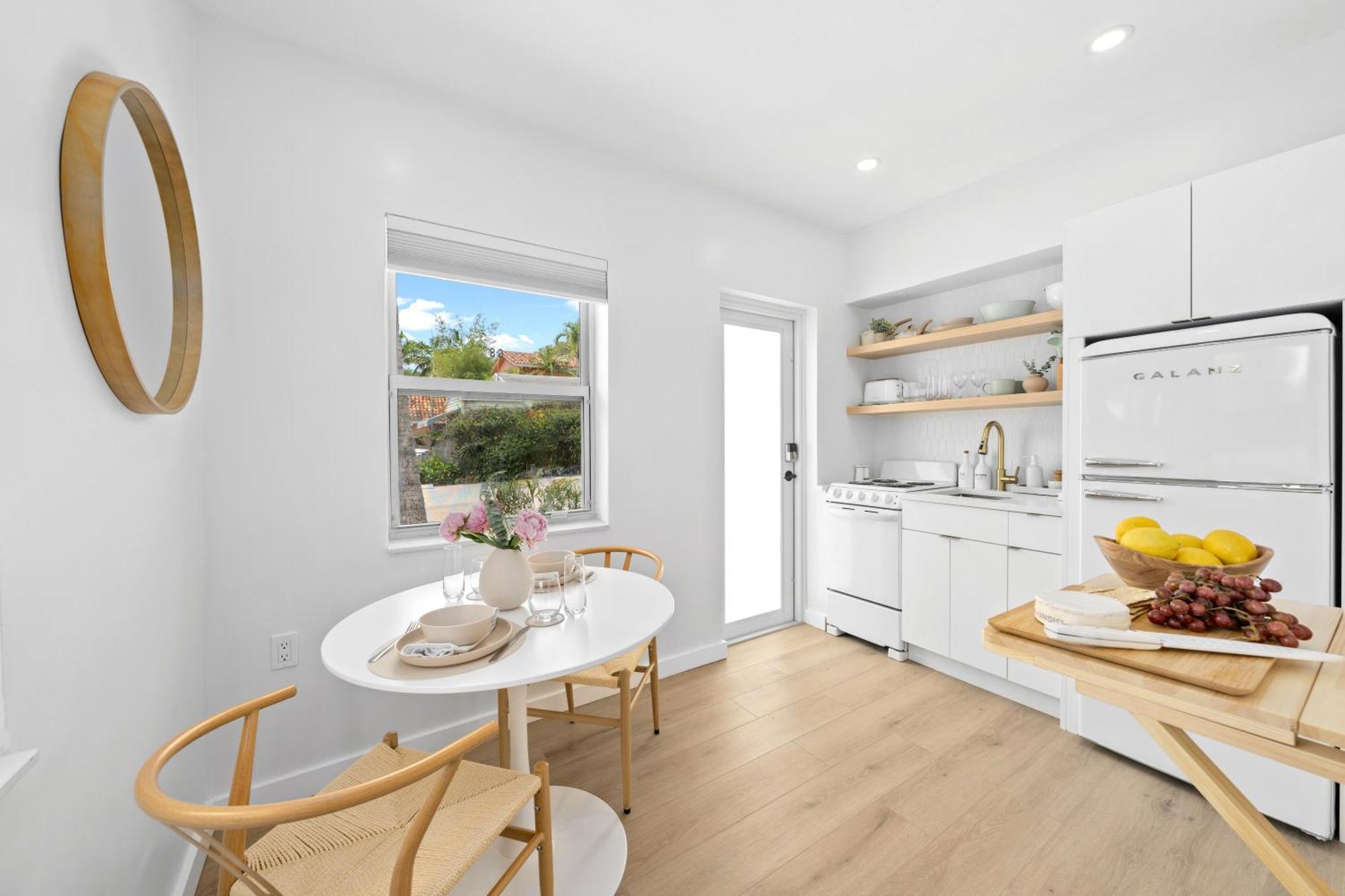 Appartement M Worth - Modern Near West Palm Beach, Chic Retro Vibes, King Bed, Cozy Backyard, Bbq, Workspace, High-speed Internet, Free Parking, 5 Minutes To Downtown & *