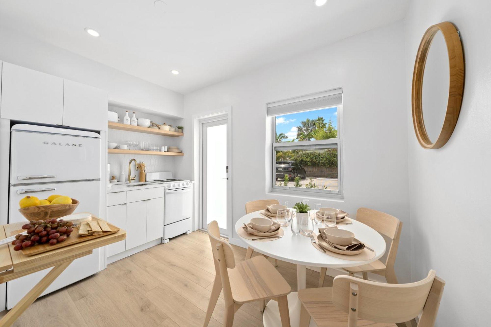 M Worth - Modern Near West Palm Beach, Chic Retro Vibes, King Bed, Cozy Backyard, Bbq, Workspace, High-speed Internet, Free Parking, 5 Minutes To Downtown & *