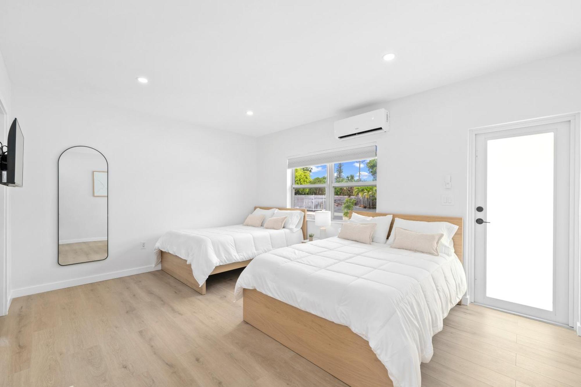 M Worth - Modern Near West Palm Beach, Chic Retro Vibes, King Bed, Cozy Backyard, Bbq, Workspace, High-speed Internet, Free Parking, 5 Minutes To Downtown & * Lake Worth Beach
