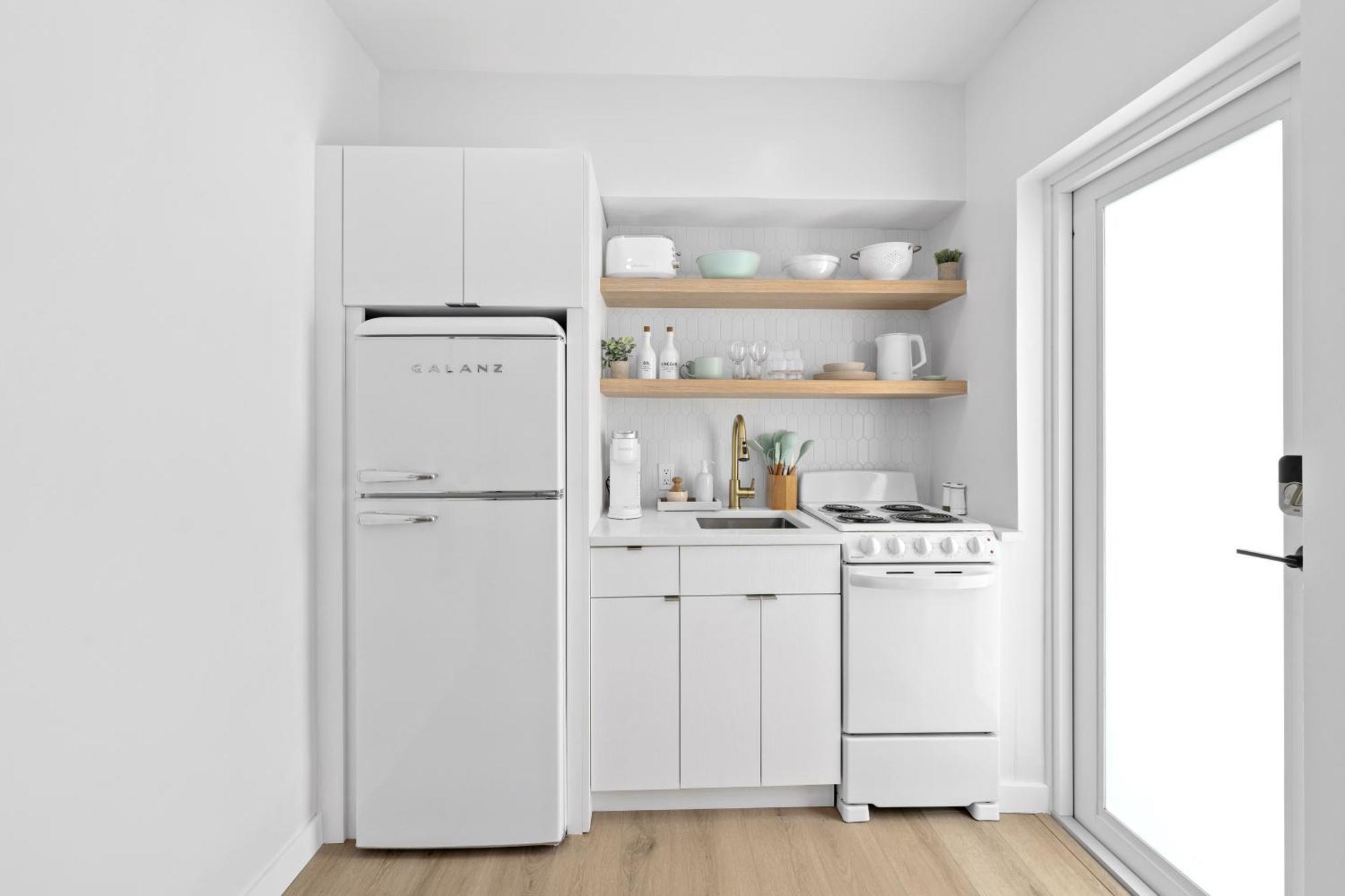 M Worth - Modern Near West Palm Beach, Chic Retro Vibes, King Bed, Cozy Backyard, Bbq, Workspace, High-speed Internet, Free Parking, 5 Minutes To Downtown & Appartement Lake Worth Beach