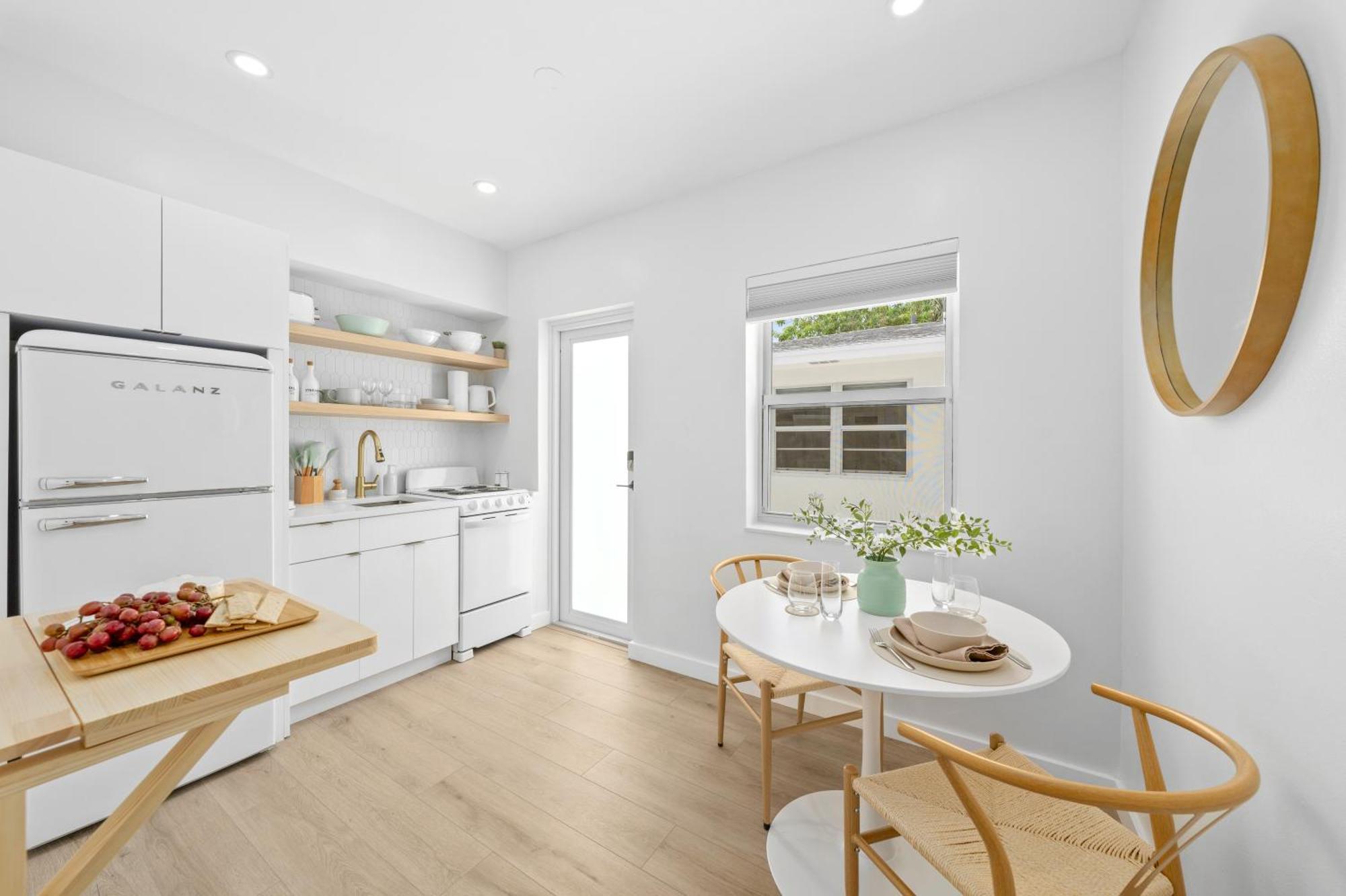M Worth - Modern Near West Palm Beach, Chic Retro Vibes, King Bed, Cozy Backyard, Bbq, Workspace, High-speed Internet, Free Parking, 5 Minutes To Downtown & * Lake Worth Beach