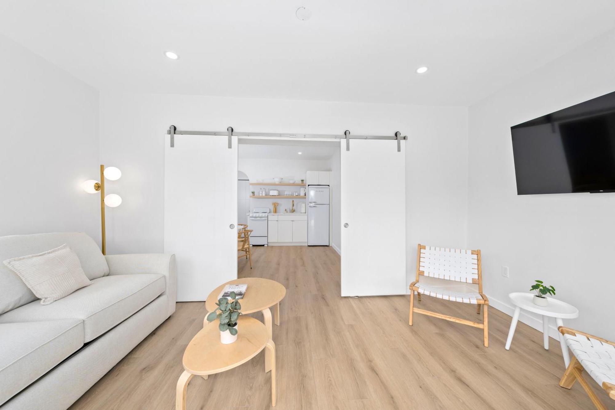 M Worth - Modern Near West Palm Beach, Chic Retro Vibes, King Bed, Cozy Backyard, Bbq, Workspace, High-speed Internet, Free Parking, 5 Minutes To Downtown & *