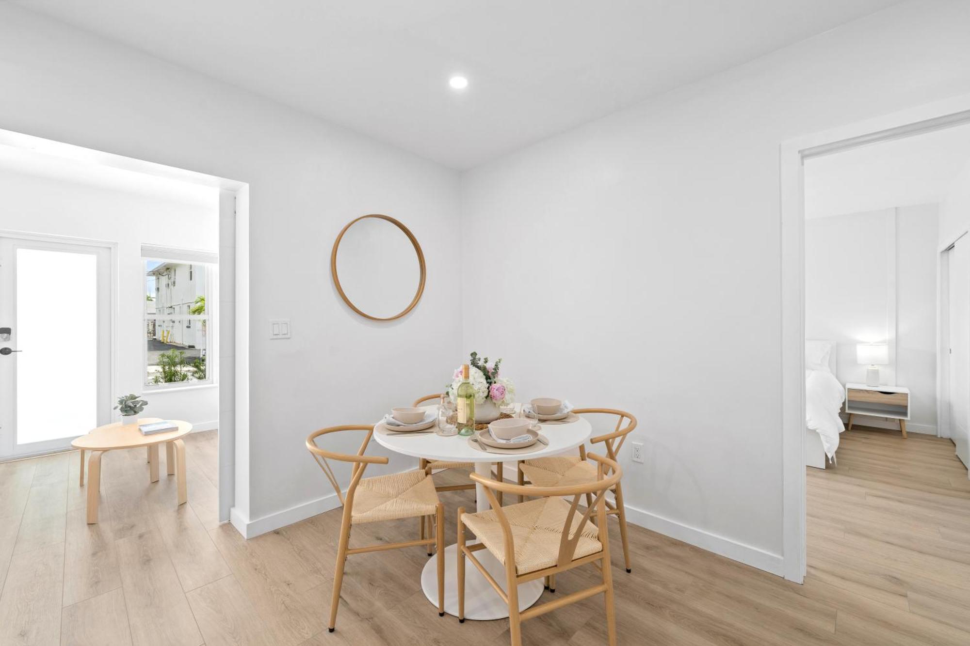 M Worth - Modern Near West Palm Beach, Chic Retro Vibes, King Bed, Cozy Backyard, Bbq, Workspace, High-speed Internet, Free Parking, 5 Minutes To Downtown & * Lake Worth Beach