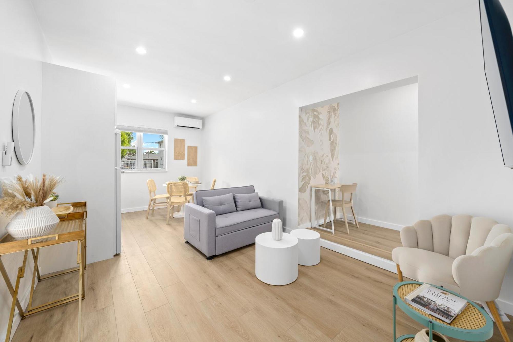 M Worth - Modern Near West Palm Beach, Chic Retro Vibes, King Bed, Cozy Backyard, Bbq, Workspace, High-speed Internet, Free Parking, 5 Minutes To Downtown & Appartement Lake Worth Beach