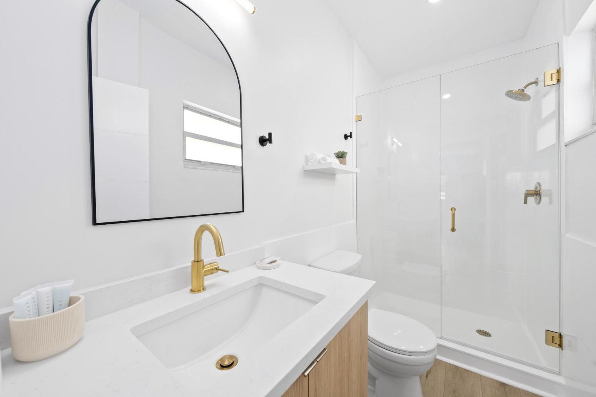 M Worth - Modern Near West Palm Beach, Chic Retro Vibes, King Bed, Cozy Backyard, Bbq, Workspace, High-speed Internet, Free Parking, 5 Minutes To Downtown &