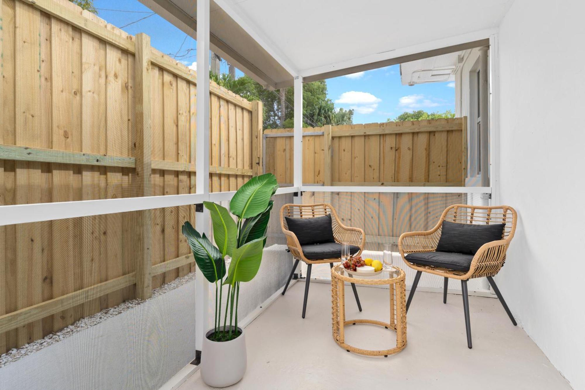 M Worth - Modern Near West Palm Beach, Chic Retro Vibes, King Bed, Cozy Backyard, Bbq, Workspace, High-speed Internet, Free Parking, 5 Minutes To Downtown & Lake Worth Beach