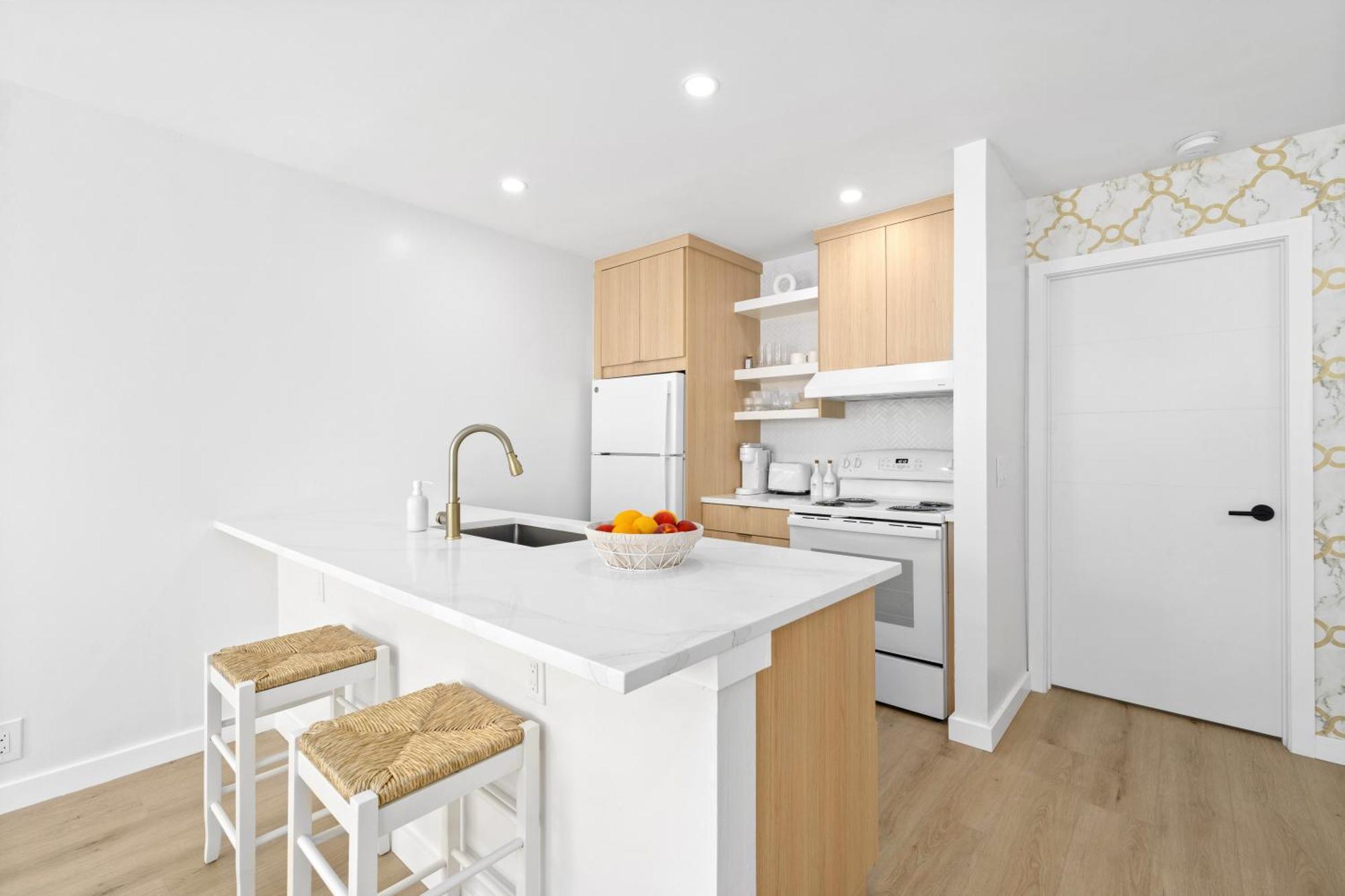 M Worth - Modern Near West Palm Beach, Chic Retro Vibes, King Bed, Cozy Backyard, Bbq, Workspace, High-speed Internet, Free Parking, 5 Minutes To Downtown & * Lake Worth Beach
