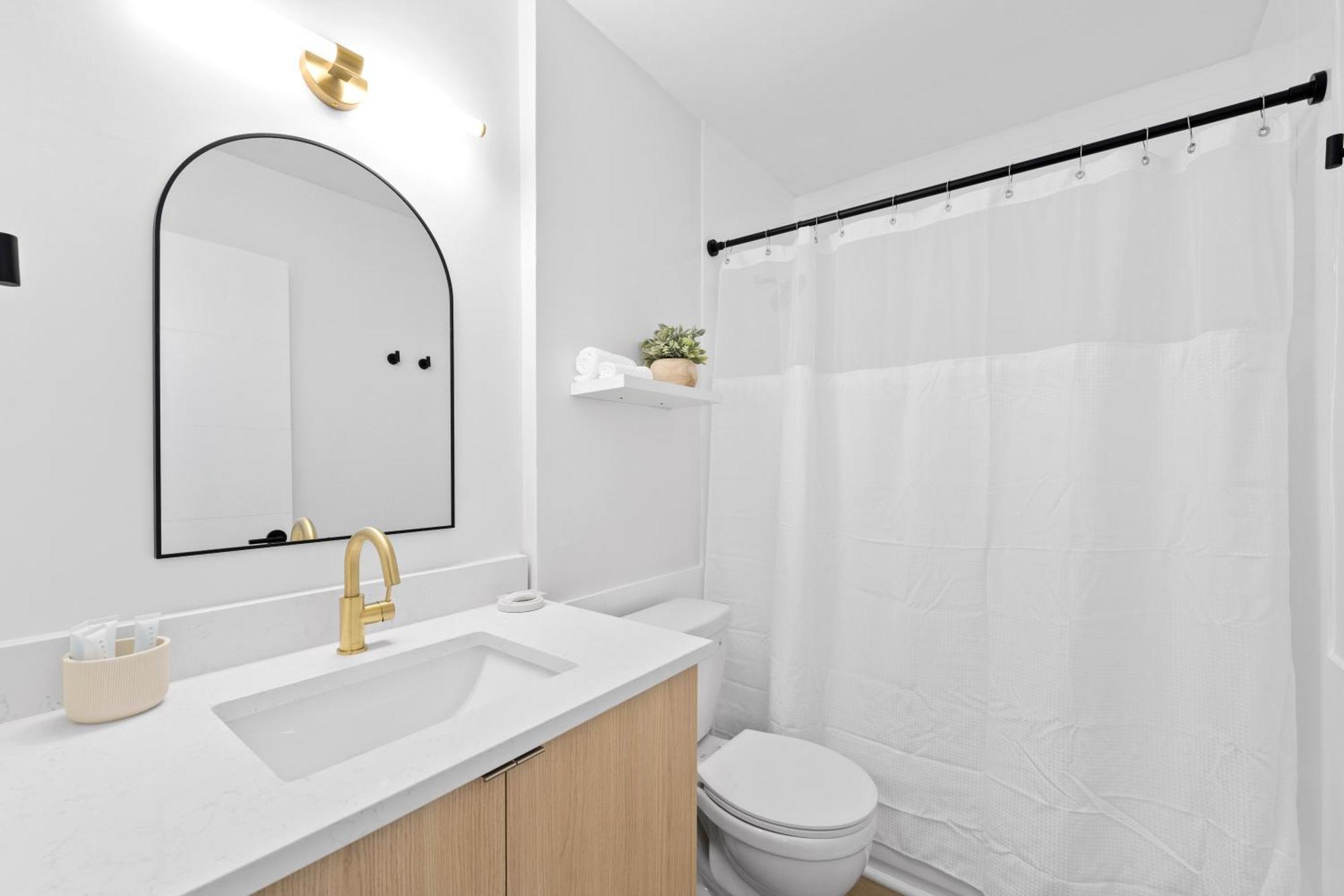 M Worth - Modern Near West Palm Beach, Chic Retro Vibes, King Bed, Cozy Backyard, Bbq, Workspace, High-speed Internet, Free Parking, 5 Minutes To Downtown & Lake Worth Beach