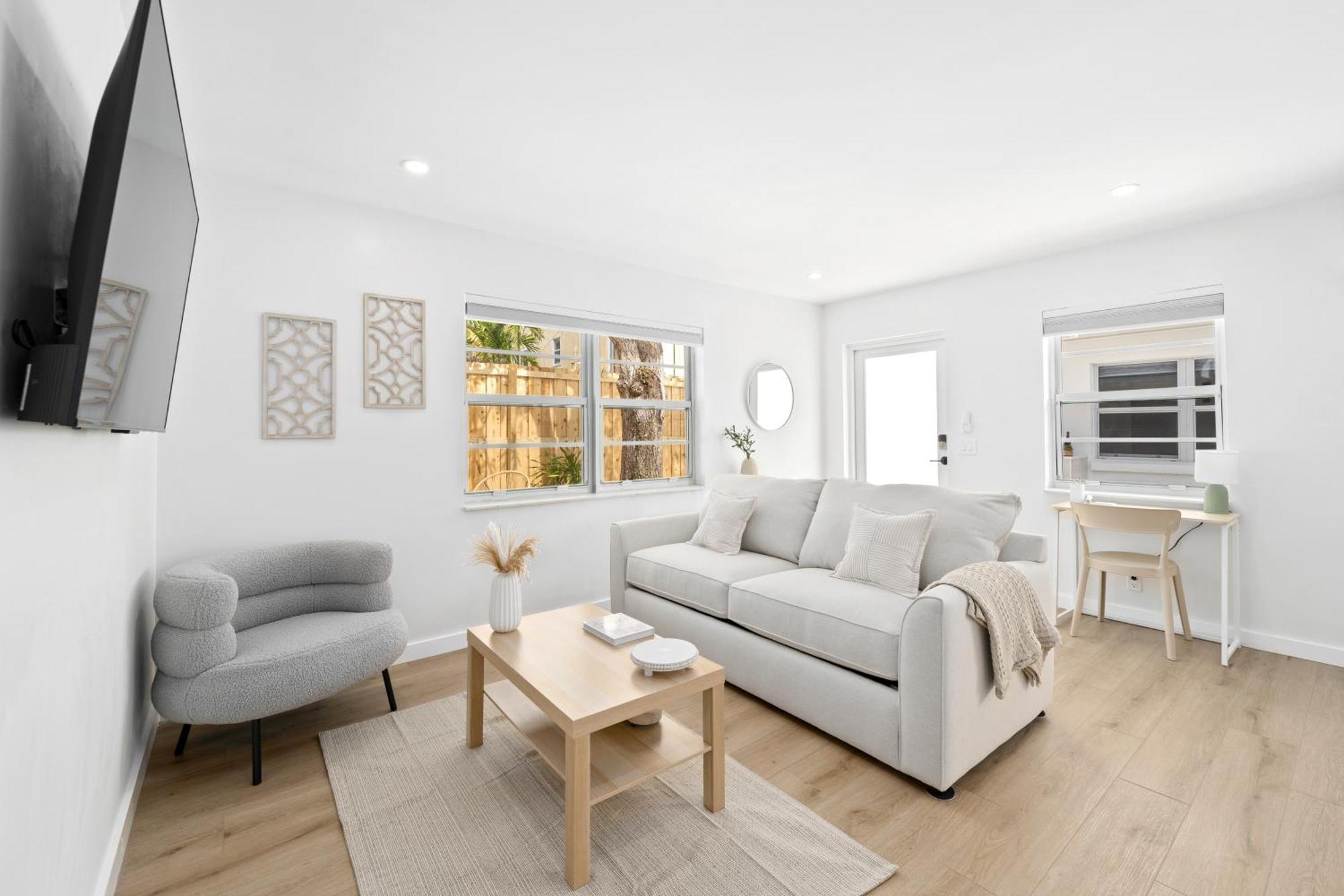 M Worth - Modern Near West Palm Beach, Chic Retro Vibes, King Bed, Cozy Backyard, Bbq, Workspace, High-speed Internet, Free Parking, 5 Minutes To Downtown & Appartement Lake Worth Beach