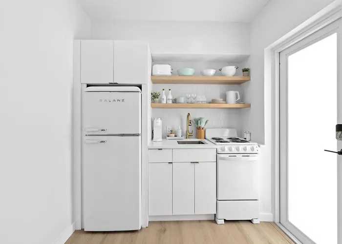 M Lake Worth Beach - Modern Villas Near West Palm Beach, Chic Retro Vibes, King Bed, Cozy Backyard, Bbq, Workspace, High-Speed Internet, Free Parking, 5 Minutes To Downtown & Beach