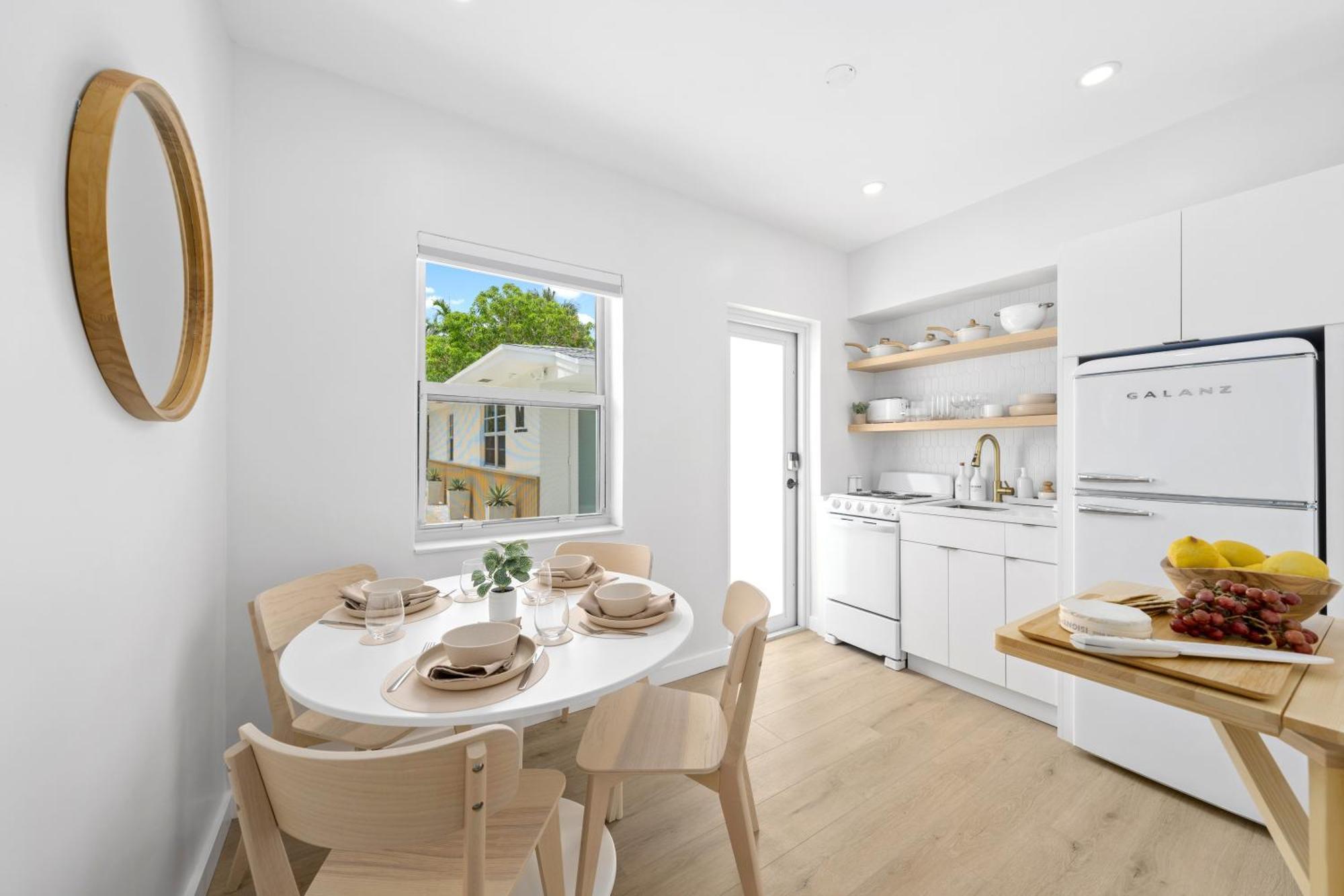 M Worth - Modern Near West Palm Beach, Chic Retro Vibes, King Bed, Cozy Backyard, Bbq, Workspace, High-speed Internet, Free Parking, 5 Minutes To Downtown & Appartement *
