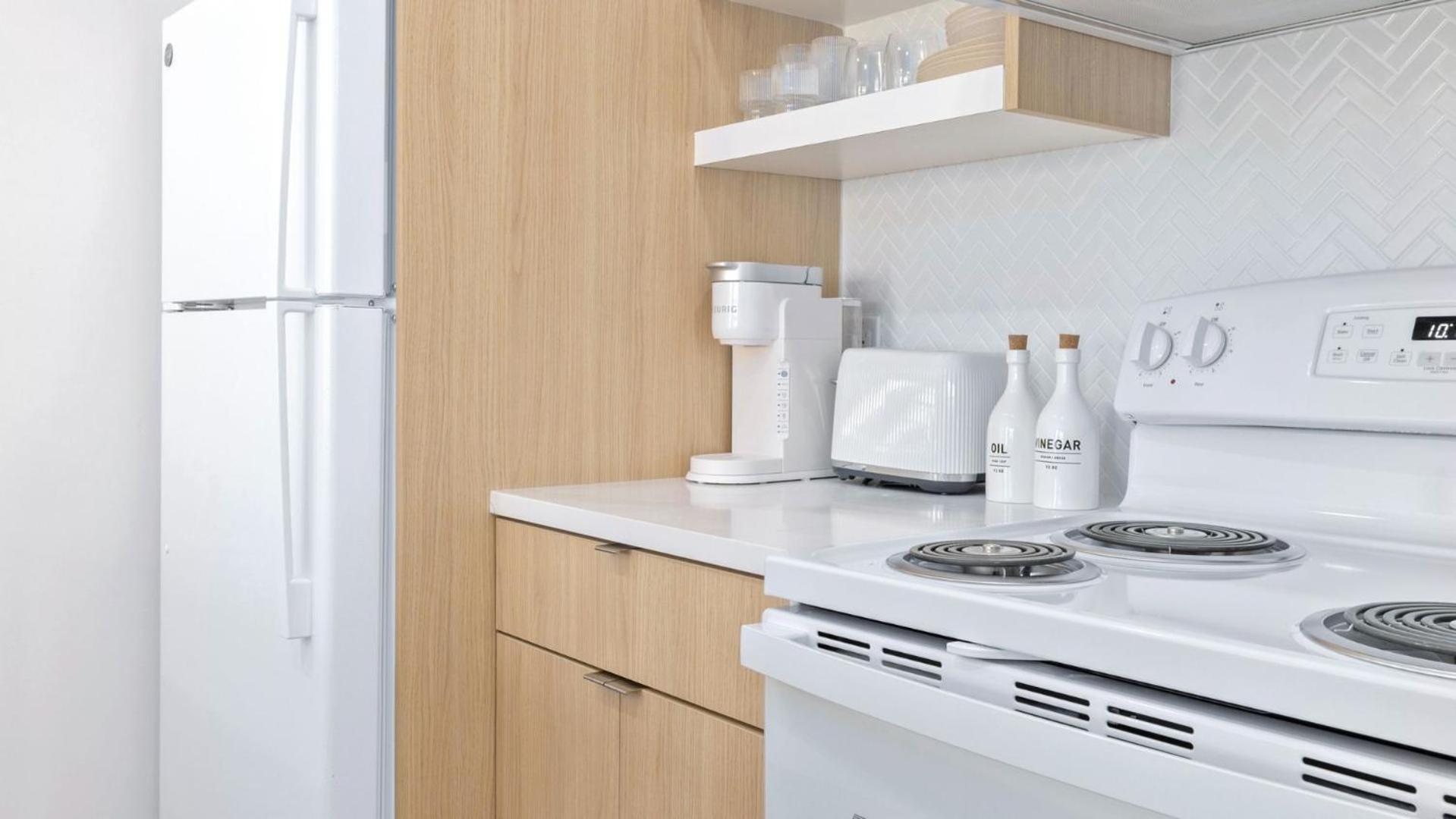 M Worth - Modern Near West Palm Beach, Chic Retro Vibes, King Bed, Cozy Backyard, Bbq, Workspace, High-speed Internet, Free Parking, 5 Minutes To Downtown & * Lake Worth Beach