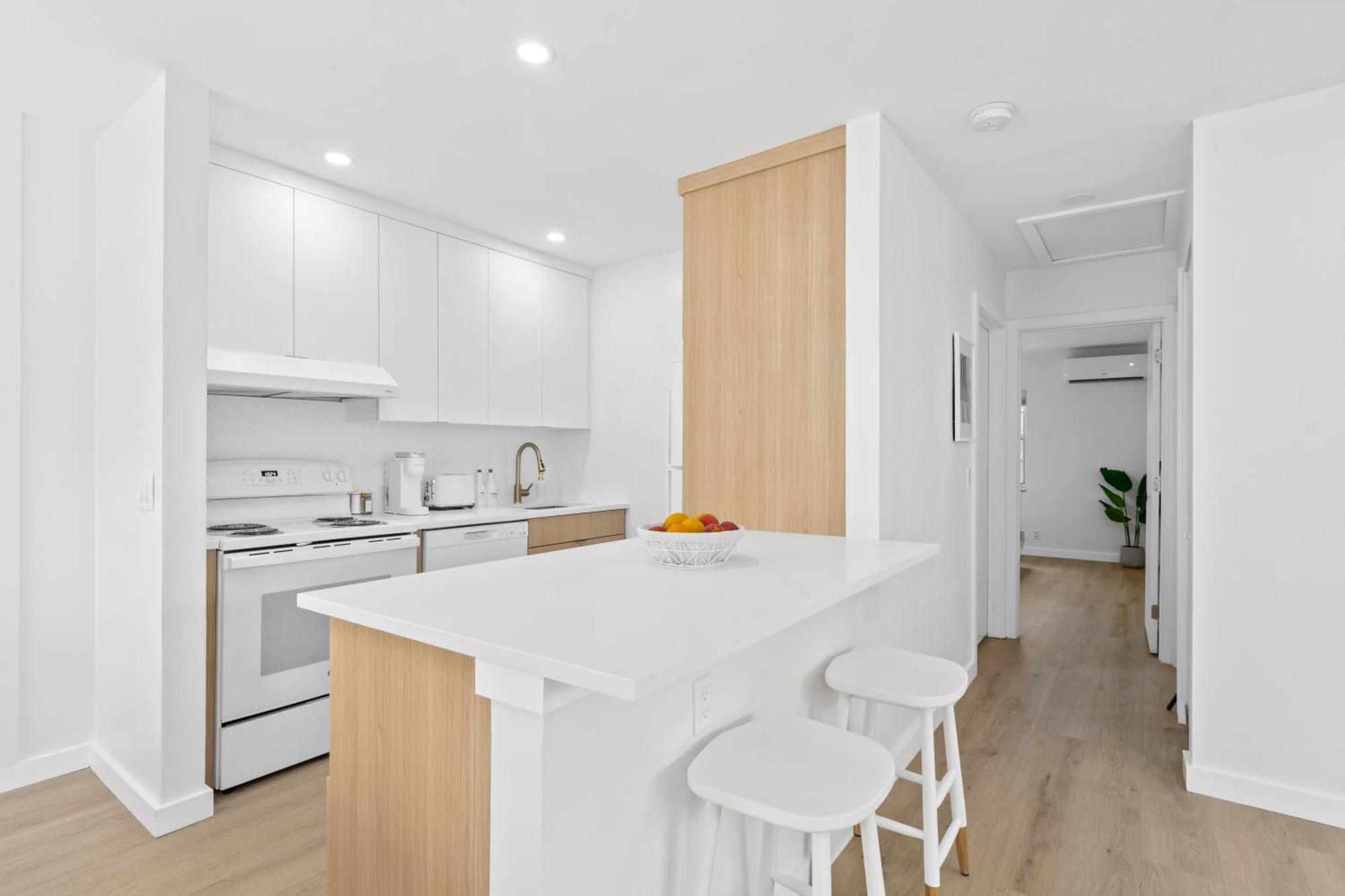 M Worth - Modern Near West Palm Beach, Chic Retro Vibes, King Bed, Cozy Backyard, Bbq, Workspace, High-speed Internet, Free Parking, 5 Minutes To Downtown & Appartement Lake Worth Beach
